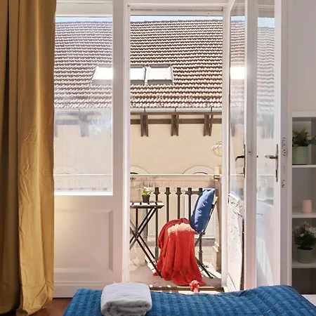 Sun-soaked Art Flat W Balcony Nr Opera House