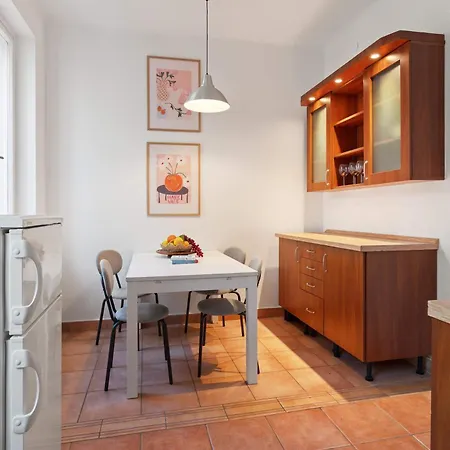 Sun-soaked Art Flat W Balcony Nr Opera House *