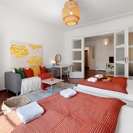 Sun-soaked Art Flat W Balcony Nr Opera House 公寓