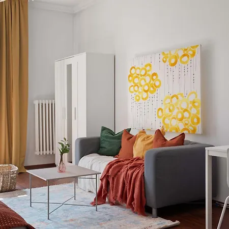 Sun-soaked Art Flat W Balcony Nr Opera House *