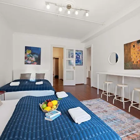 Sun-soaked Art Flat W Balcony Nr Opera House Apartament