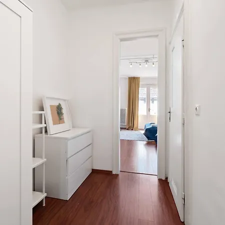 Sun-soaked Art Flat W Balcony Nr Opera House 公寓 *