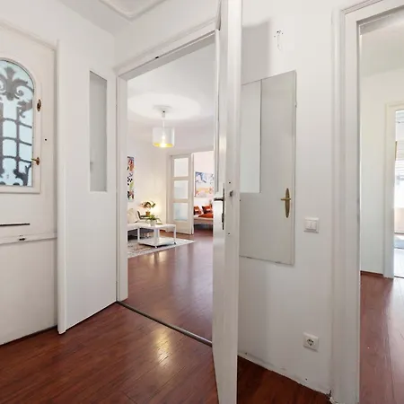 Sun-soaked Art Flat W Balcony Nr Opera House Apartament Budapesta
